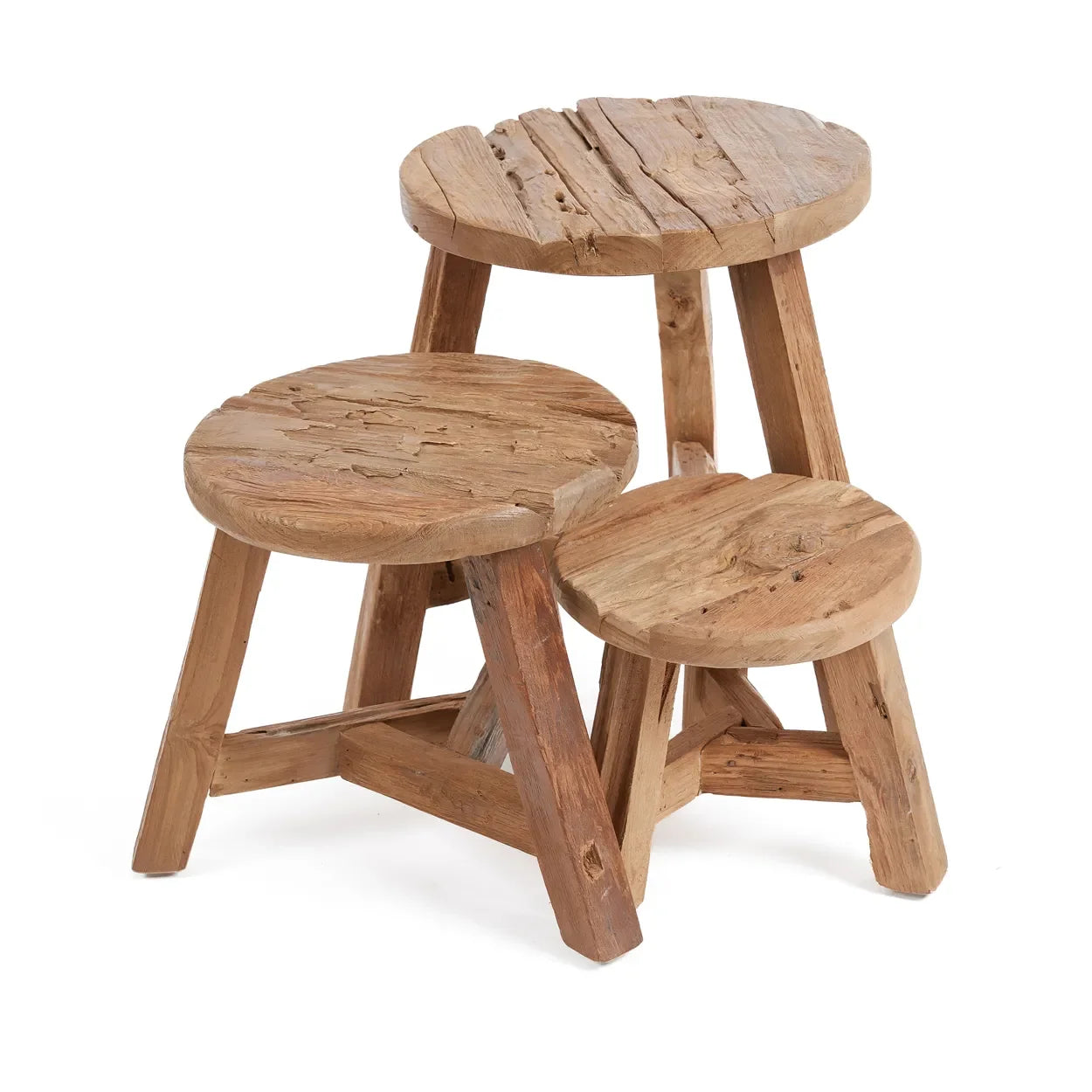 Trois tabourets ronds en teck recyclé avec finition naturelle, hauteur 45 cm