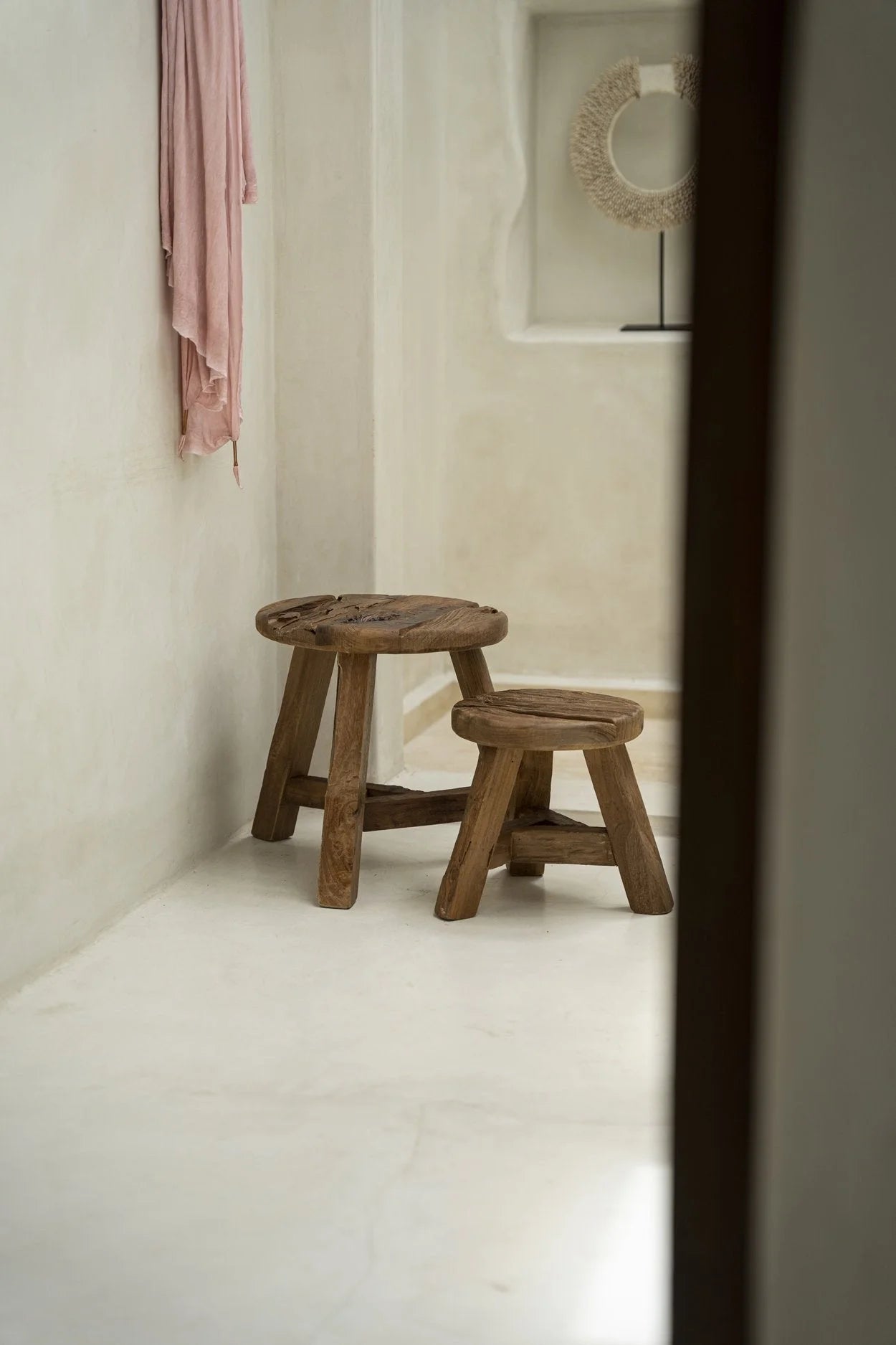 Deux tabourets ronds en teck recyclé naturel, style rustic, Ø30 cm