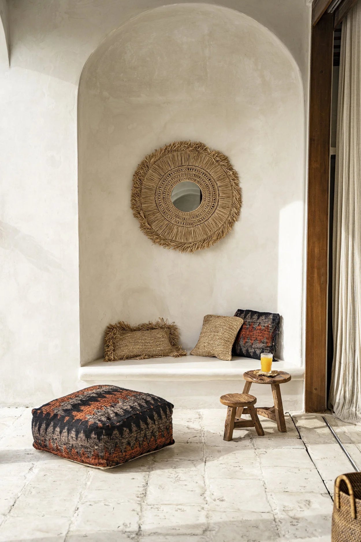 Espace de détente bohème avec tabouret rond en teck recyclé naturel Ø30 cm