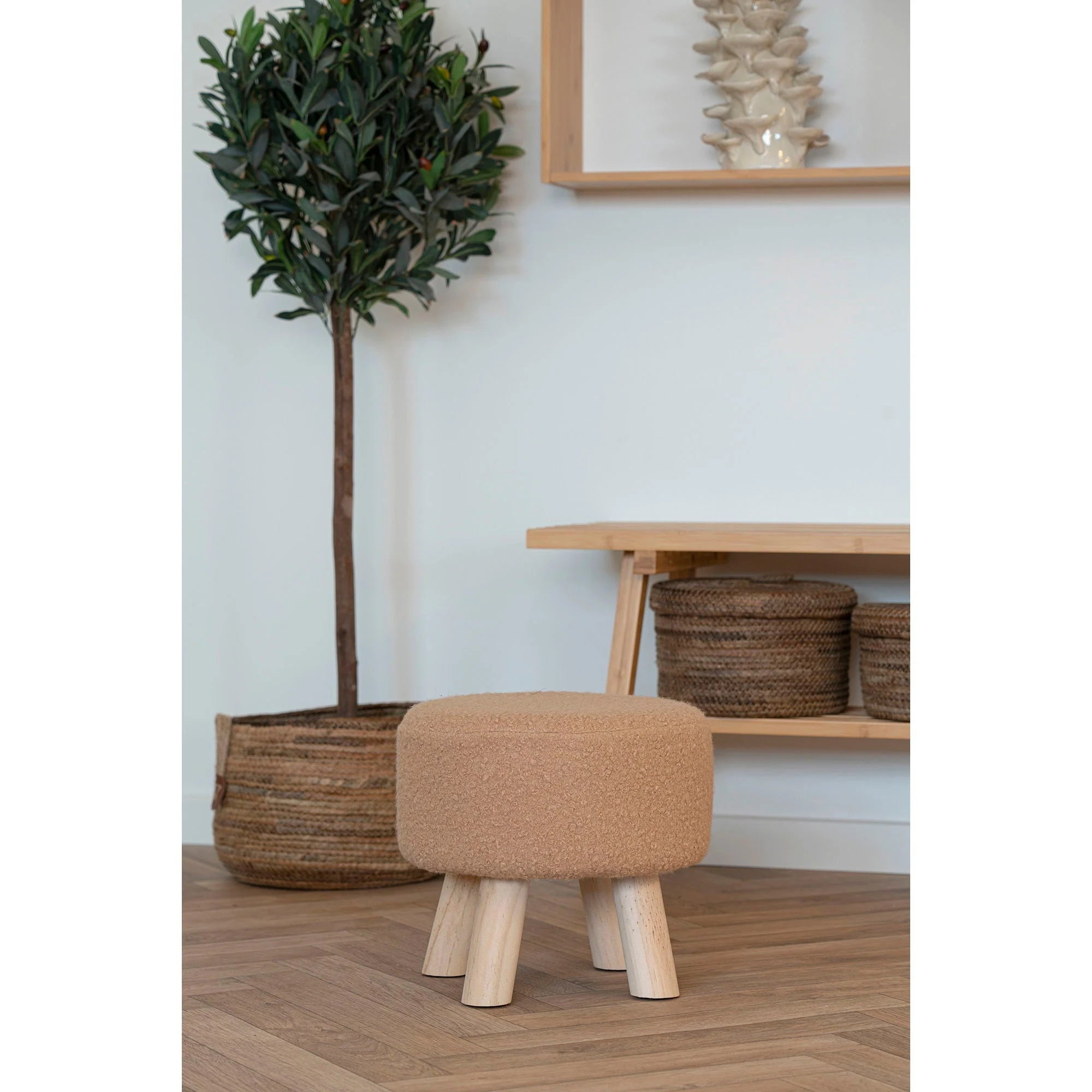 Tabouret rond en tissu bouclé beige avec pieds en bois inclinés Ø31xH29 cm