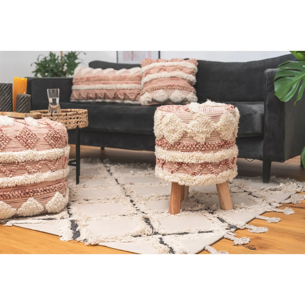 Ottoman rond tufté crème et rose en laine avec pieds en bois clair H50 cm