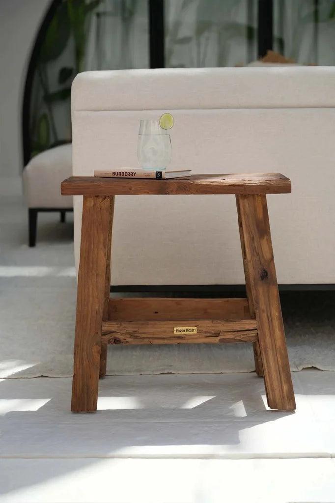 Tabouret rustique en bois naturel pour une ambiance chaleureuse et authentique