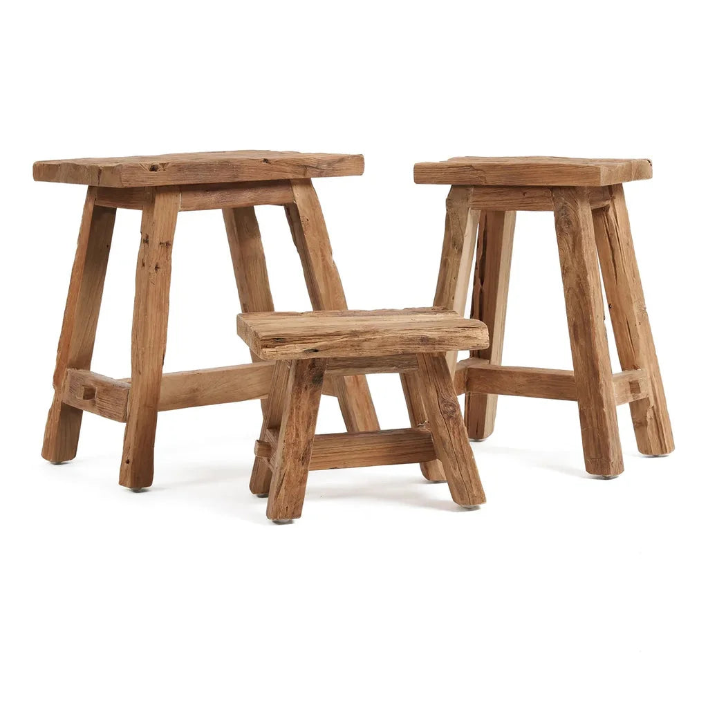 Trois tabourets rustiques en bois naturel pour le décor intérieur Le tabouret Shoji