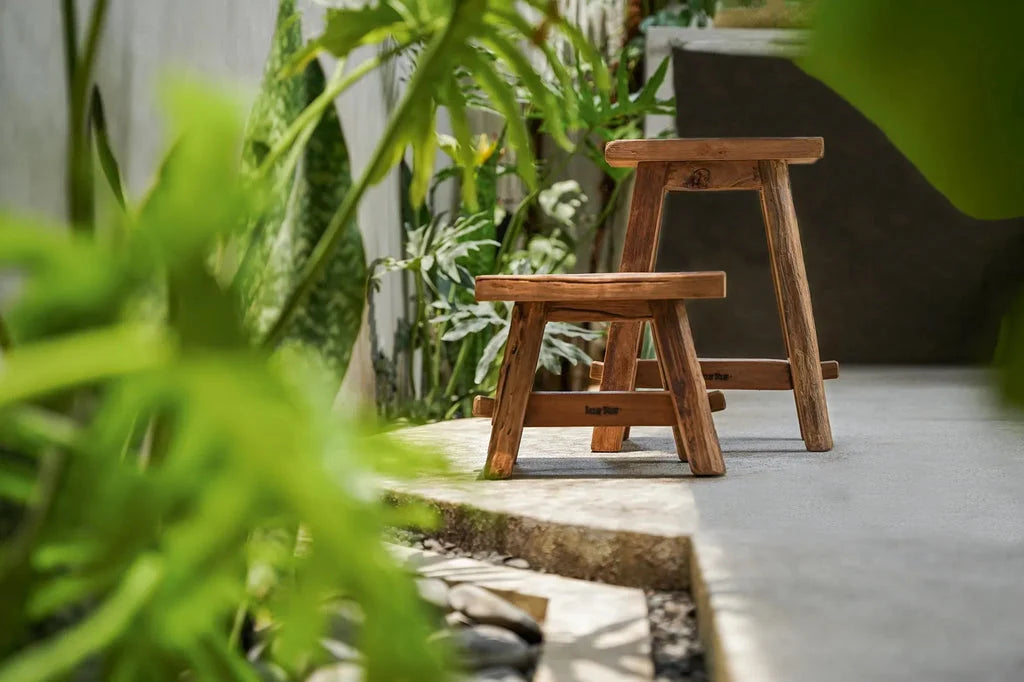 Deux tabourets en bois rustique dans le produit Le tabouret Shoji Naturel S