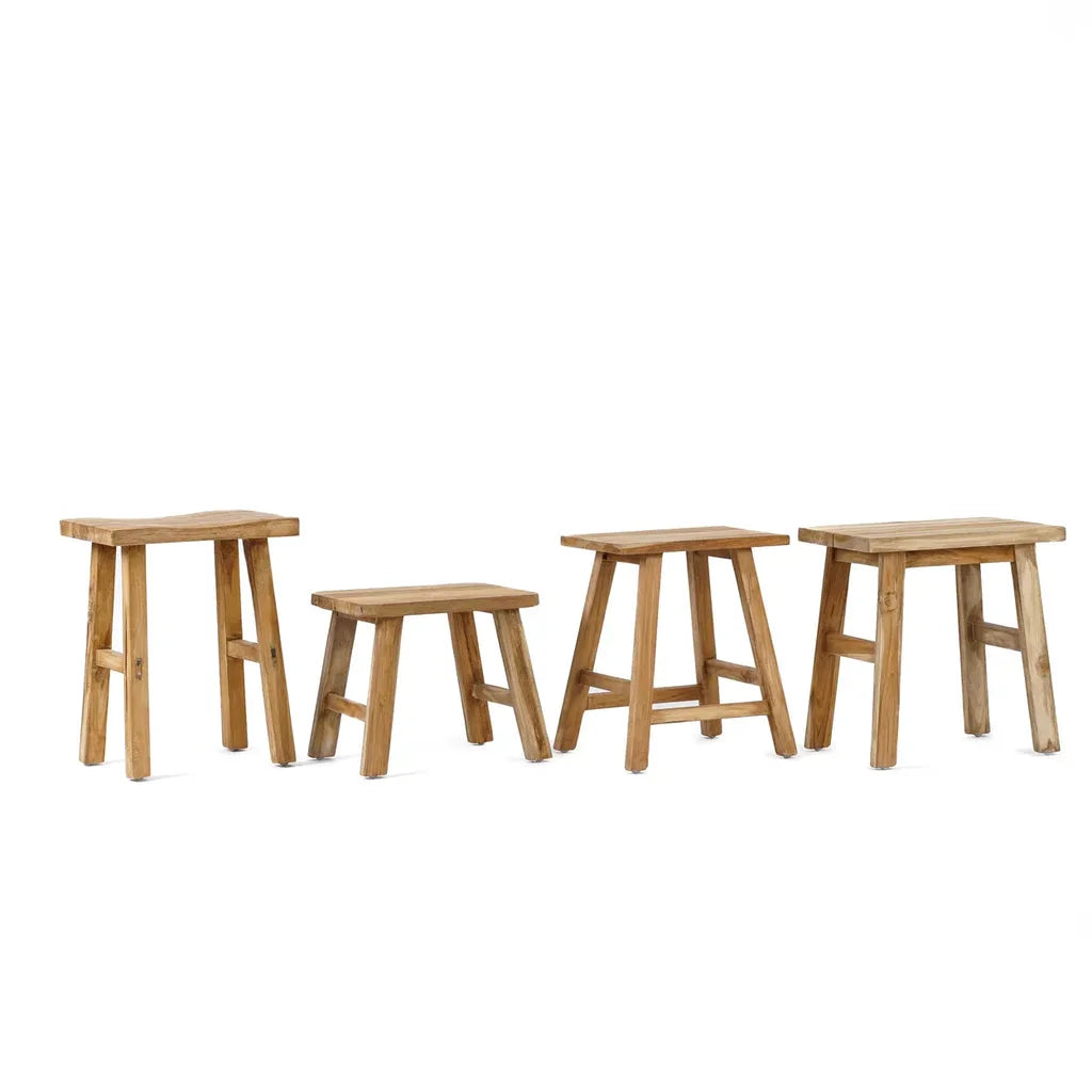Quatre tabourets en bois naturels pour la décoration intérieure moderne