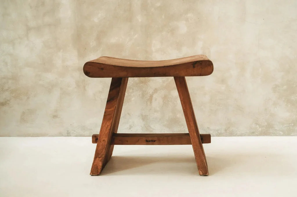 Selle en bois surmonte le tabouret Suar 50 pour un style naturel et élégant