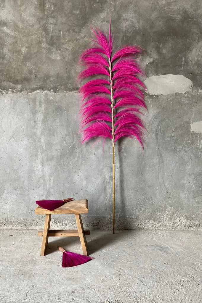 Tige de plante à plumes fuchsia pour Le tabouret Suar 50