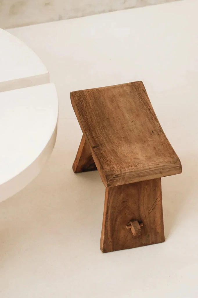 Tabouret en bois rustique Le tabouret Suar 50 pour une décoration naturelle