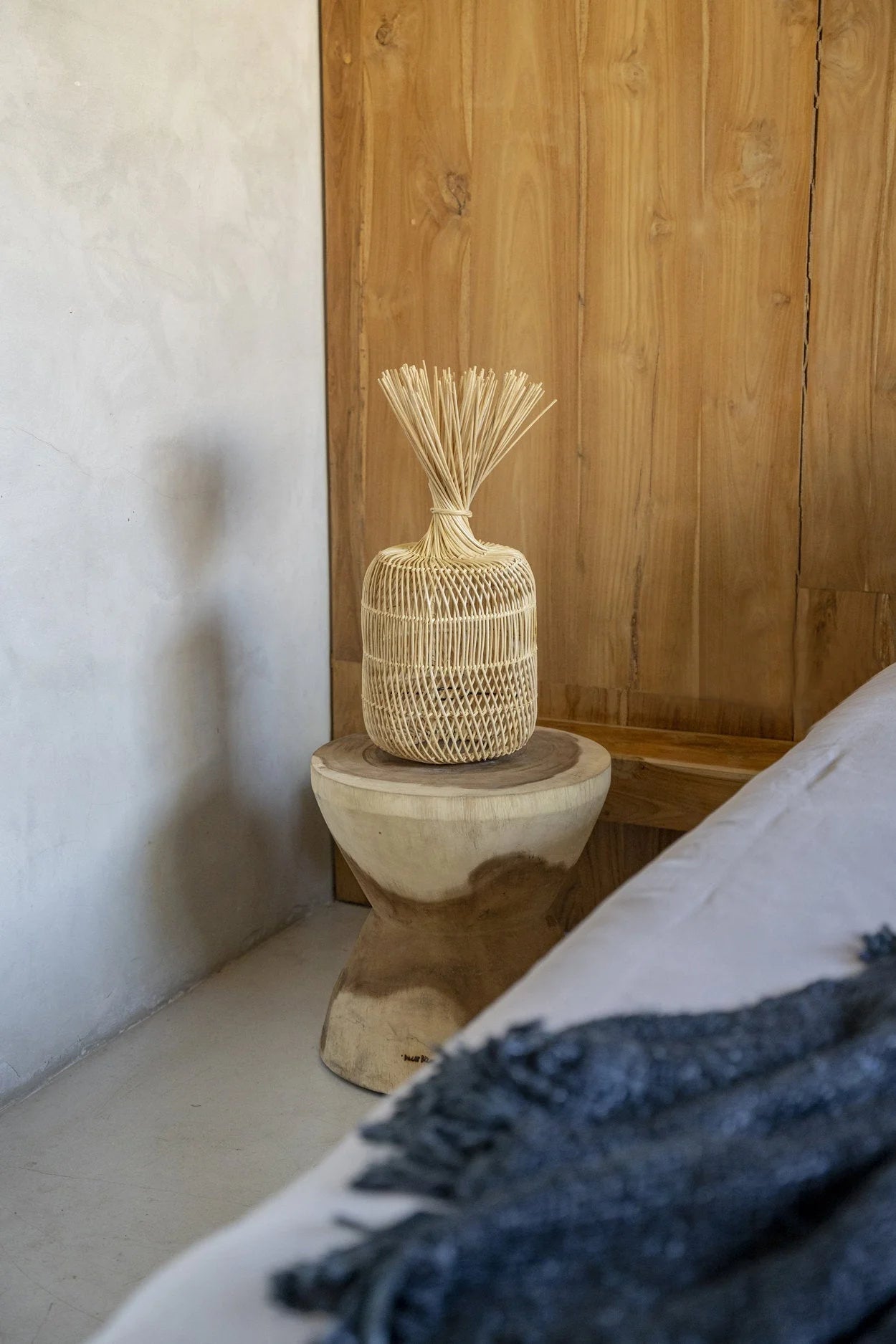 Tabouret ou table d’appoint en bois de suar naturel forme sablier – Ø40 cm