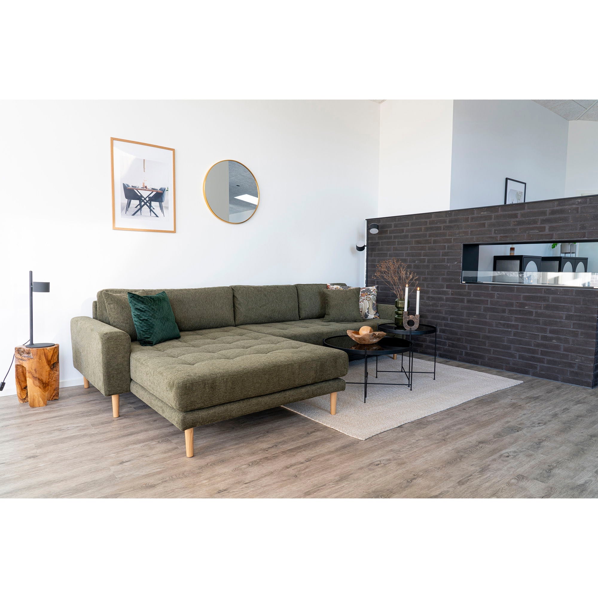 Canapé sectionnel capitonné vert olive avec coussin vert foncé et pieds en bois