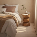 Tabouret en teck massif totem H45 cm finition bois naturel chaud empilé