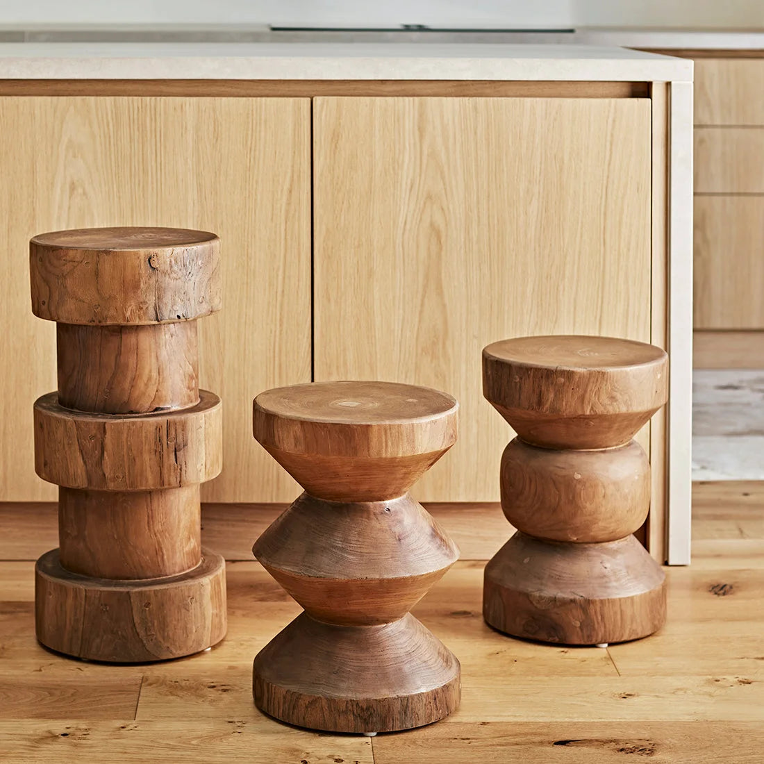 Trois tabourets en teck massif forme totem, finition bois naturel, H45 cm