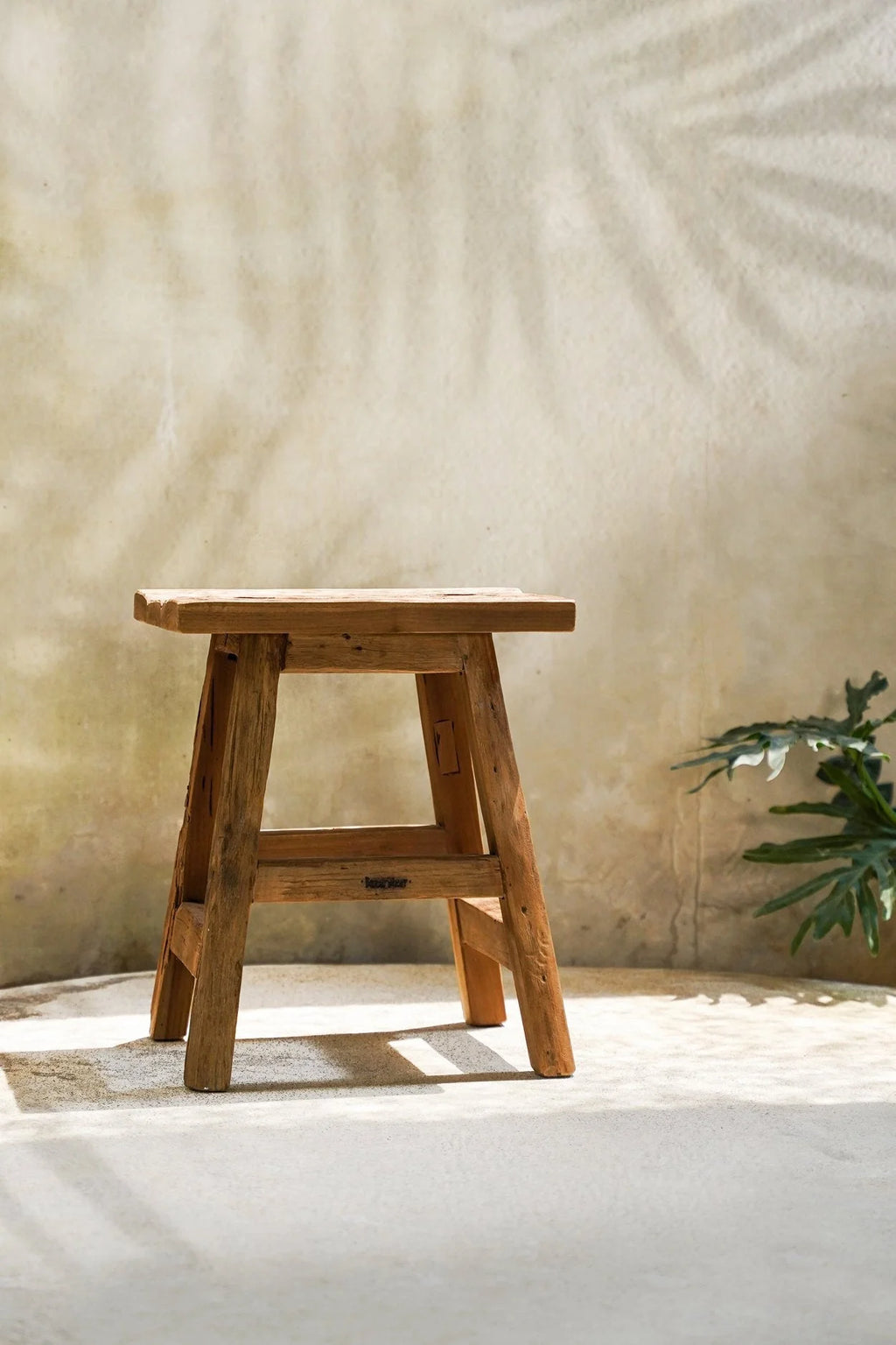 Tabouret en teck recyclé finition naturelle rustique, 40x30 cm