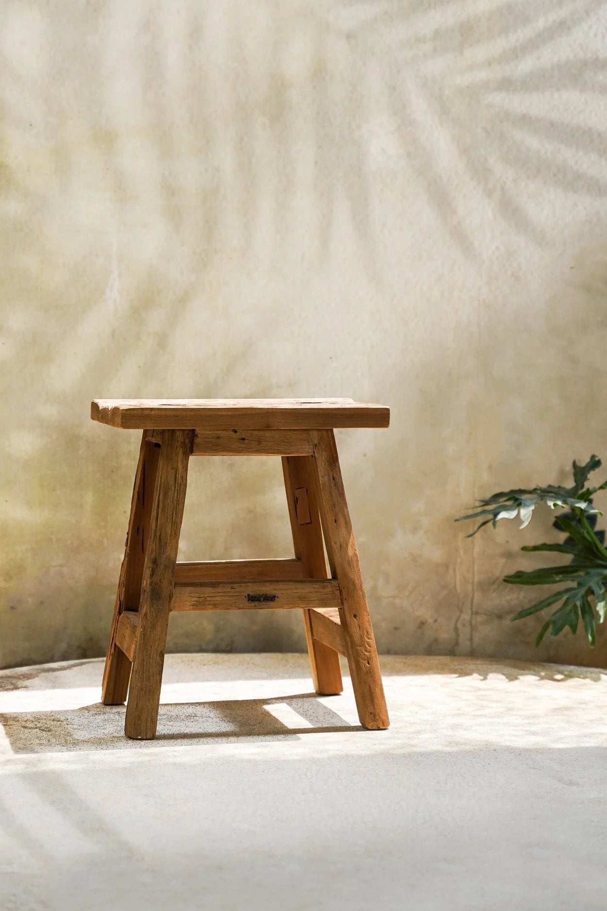 Tabouret en teck recyclé finition naturelle rustique, 40x30 cm