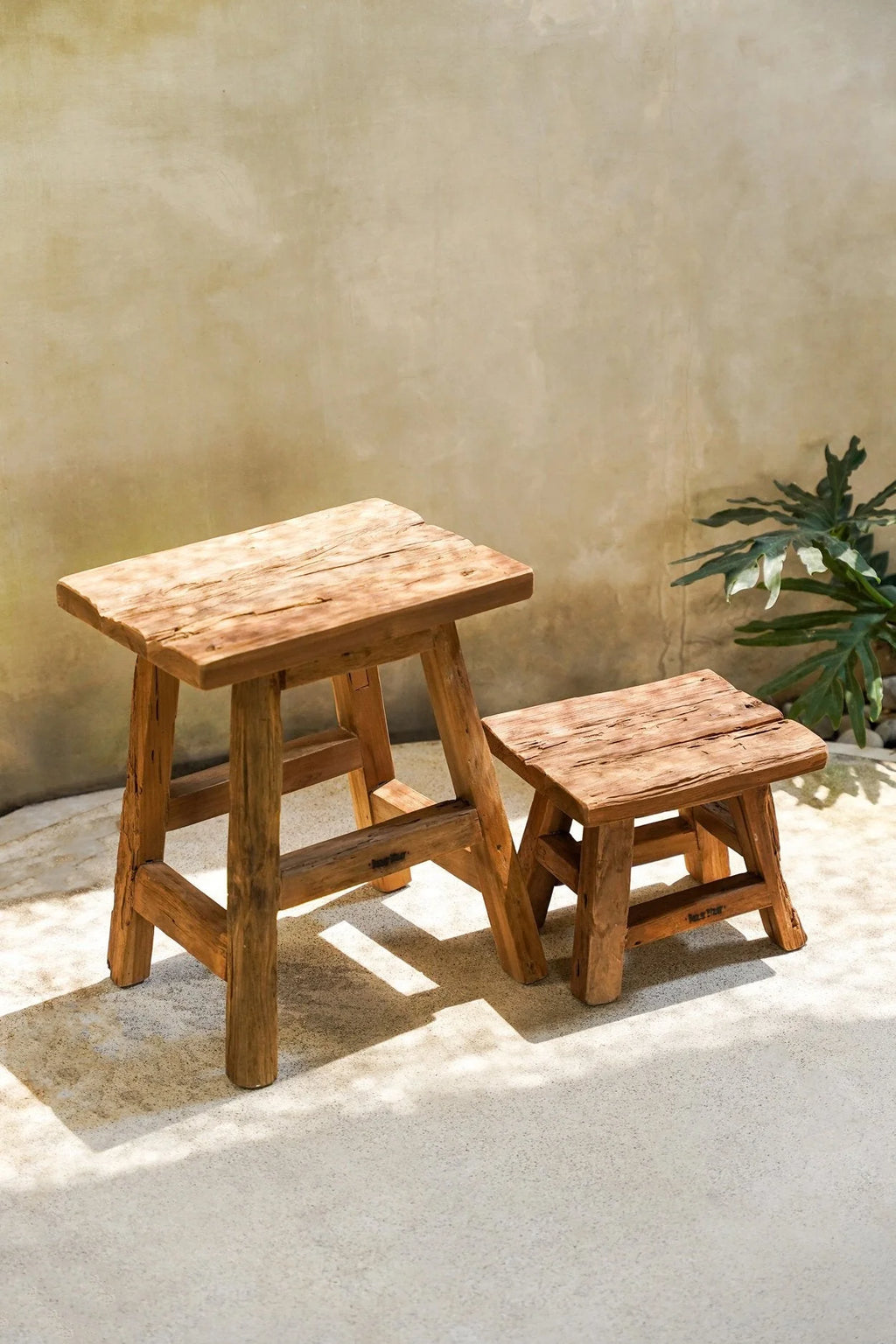 Tabouret en teck recyclé finition naturelle rustique avec des bancs en bois brut