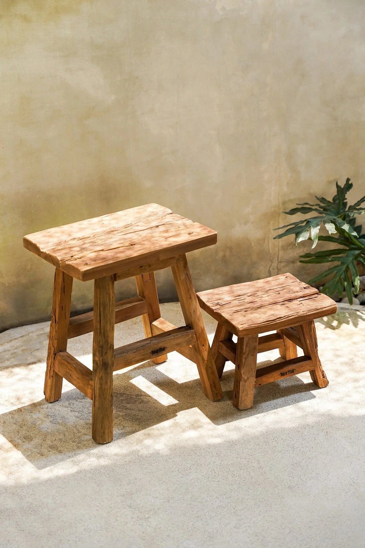 Tabouret en teck recyclé finition naturelle rustique avec des bancs en bois brut