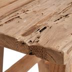 Coin supérieur gauche d’une table en bois naturel recyclé pour un style rustique