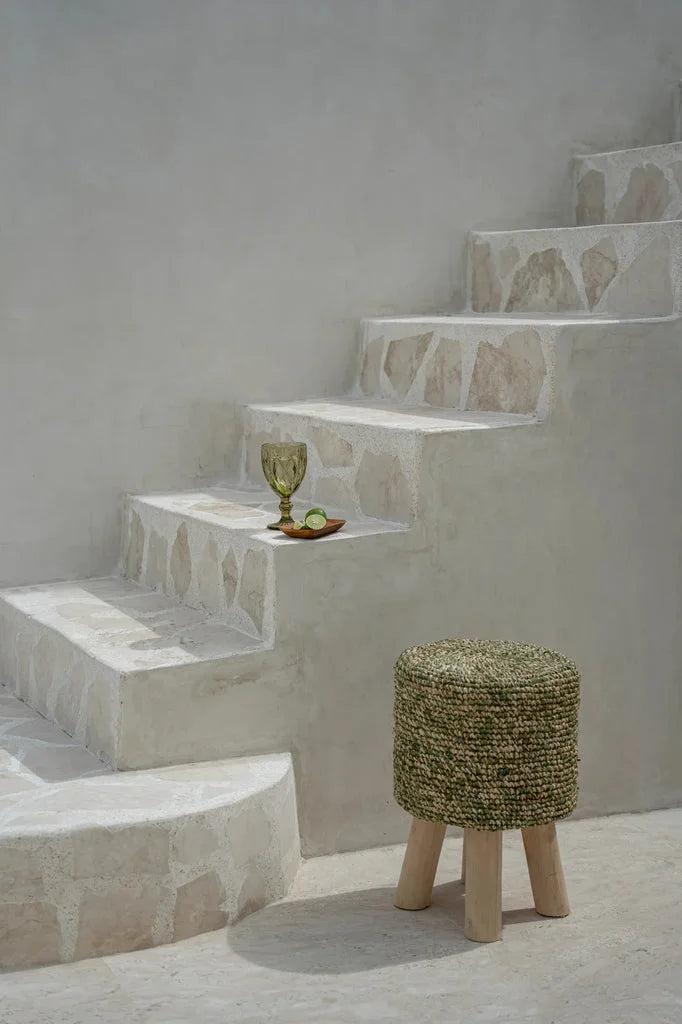 Tabouret tressé en raphia vert jungle avec pieds en bois robuste