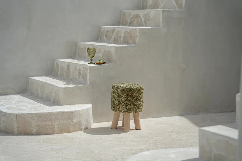 Tabouret tressé en raphia vert jungle avec pieds en bois style industriel