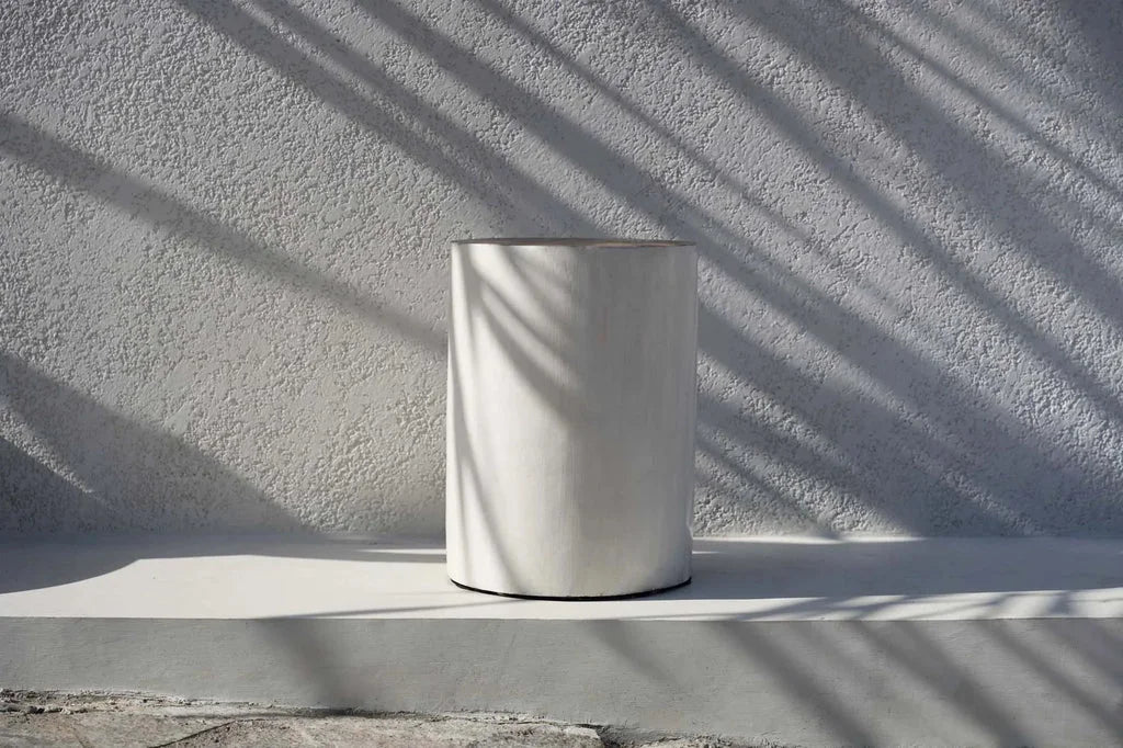 Contenant cylindrique blanc naturel pour Le tabouret de la tribu