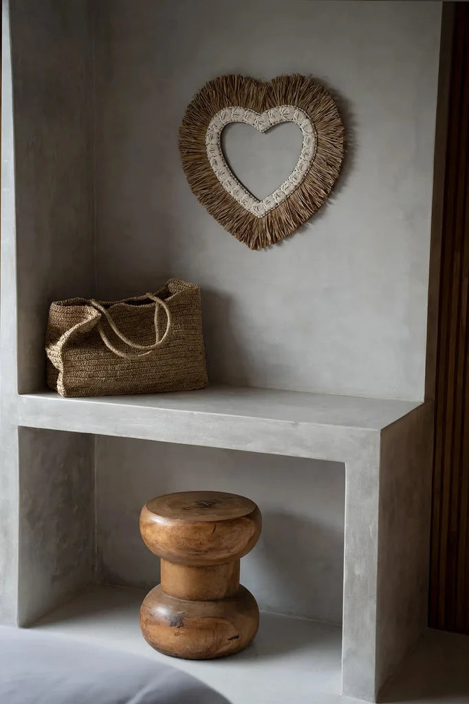Déco murale en cœur tissé pour le produit Le tabouret Wayra Naturel