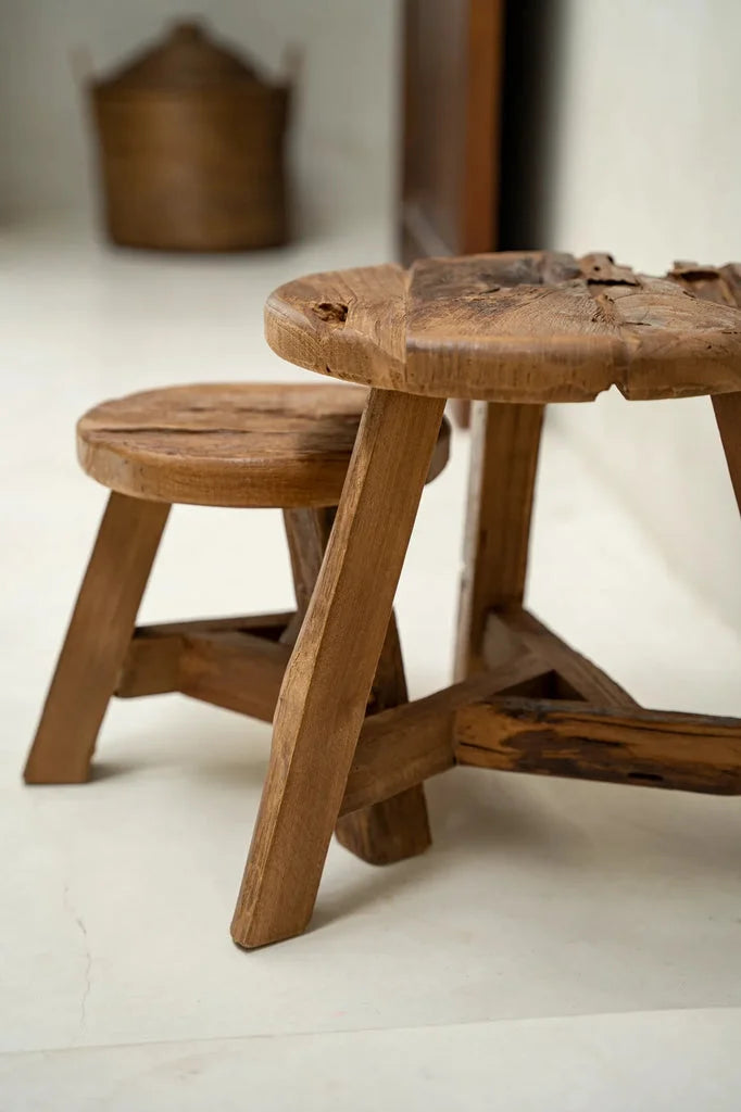 Tabouret Yatai Naturel avec table en bois rustique pour un style chaleureux