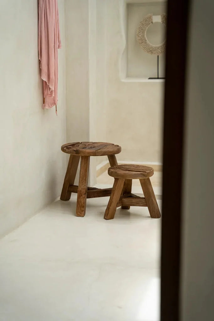 Deux tabourets en bois rustique pour le produit Le Tabouret Yatai Naturel M