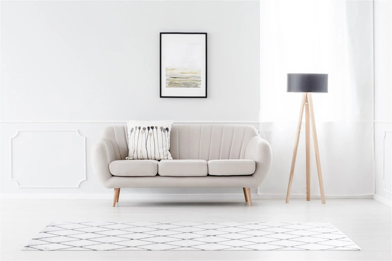 Canapé trois places beige clair avec coussin décoratif pour Tapis à motifs losanges blanc et gris en polyester doux