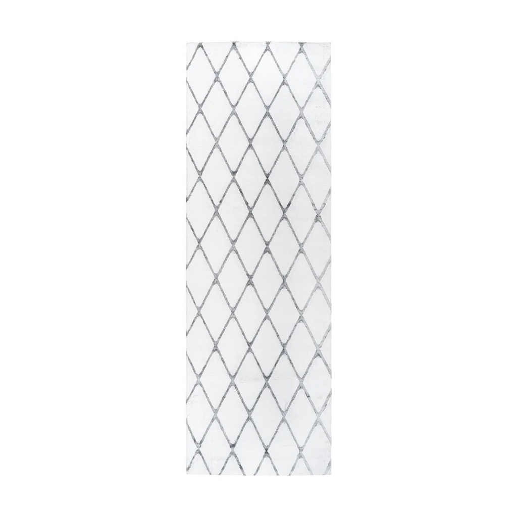 Tapis à motifs losanges blanc et gris en polyester doux dans un salon moderne