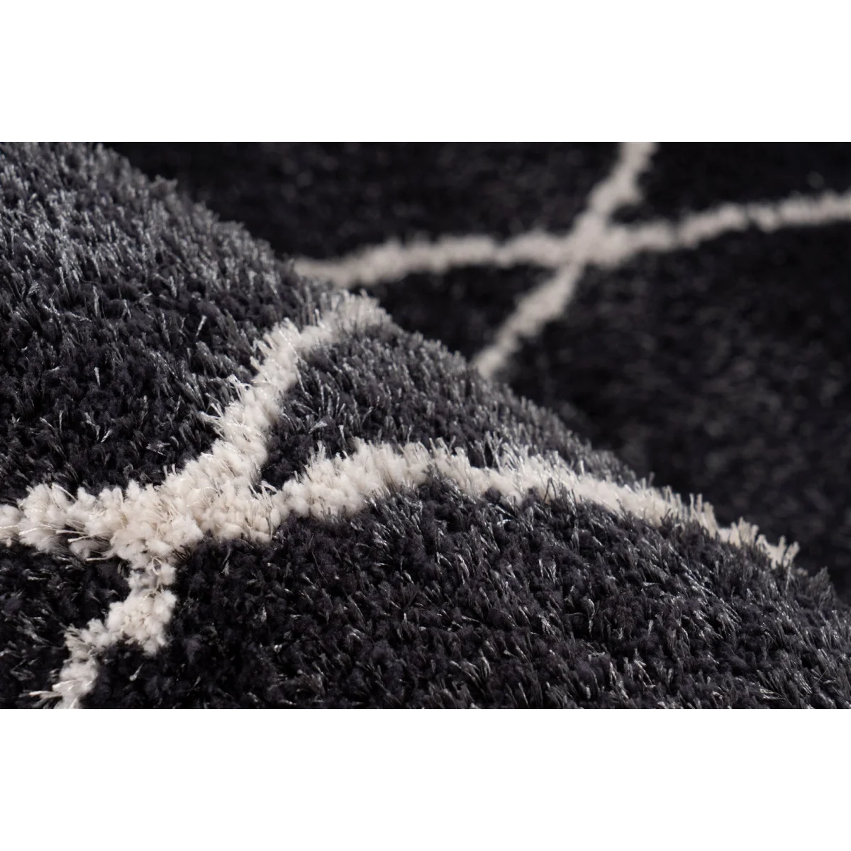 Tapis berbère à poils longs anthracite avec motifs losanges géométriques, gros plan