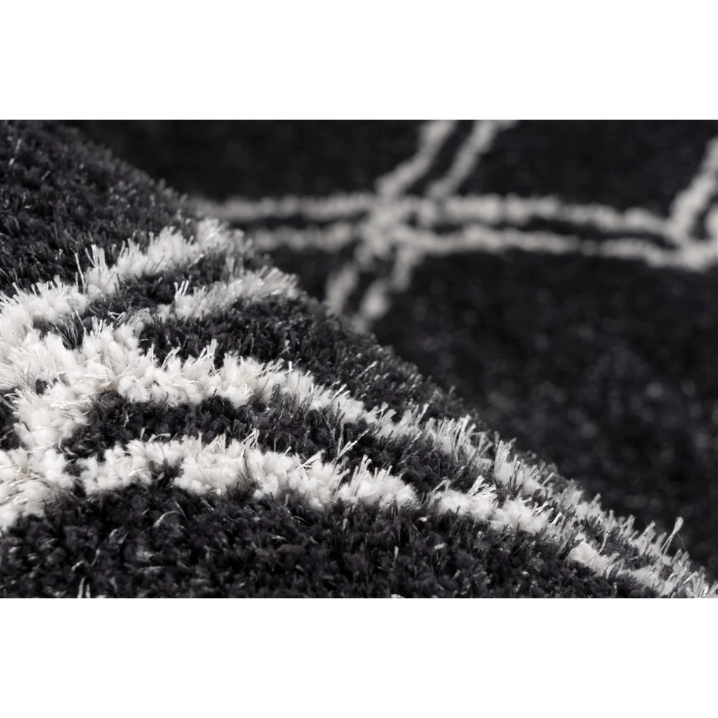 Tapis shaggy à losanges anthracite et écru en polyester, pelucheux et élégant