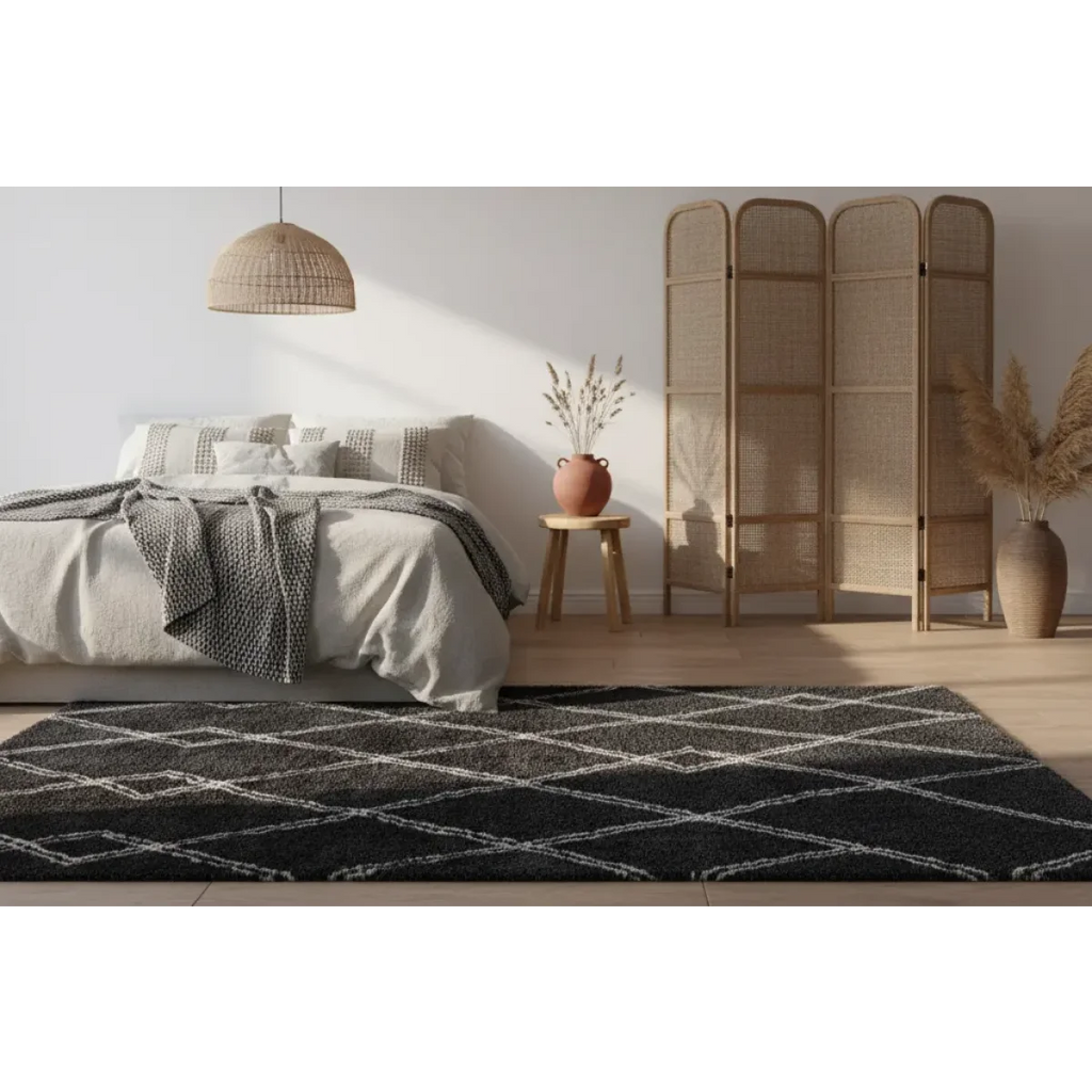 Tapis shaggy anthracite et écru avec motif losanges en polyester