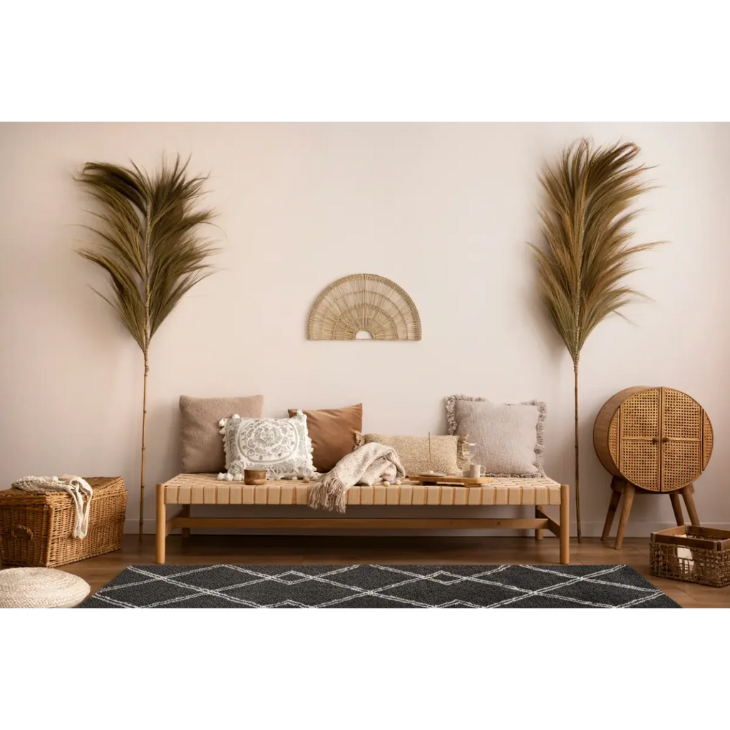Décor de salon bohème avec canapé, coussins et palmes séchées, Tapis shaggy à losanges anthracite et écru