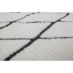 Tapis berbère rectangulaire avec motifs losanges noirs et franges en coton mélangé