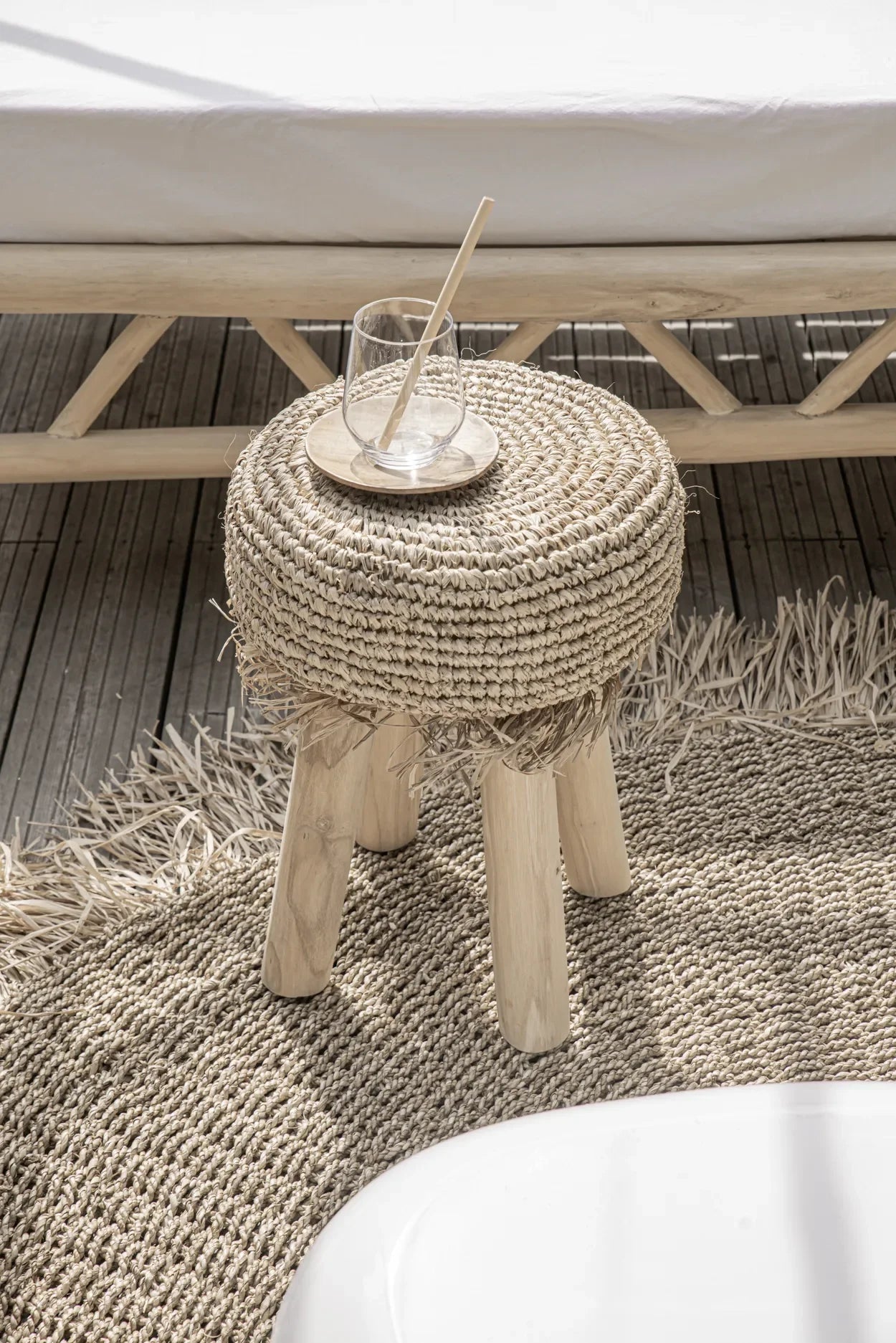 Tabouret tissé avec pieds en bois, idéal pour le Tapis bohème 100x100 cm naturel