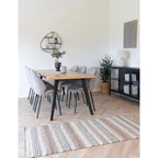 Salle à manger avec table et chaises, tapis de couloir en jute et laine rayé naturel