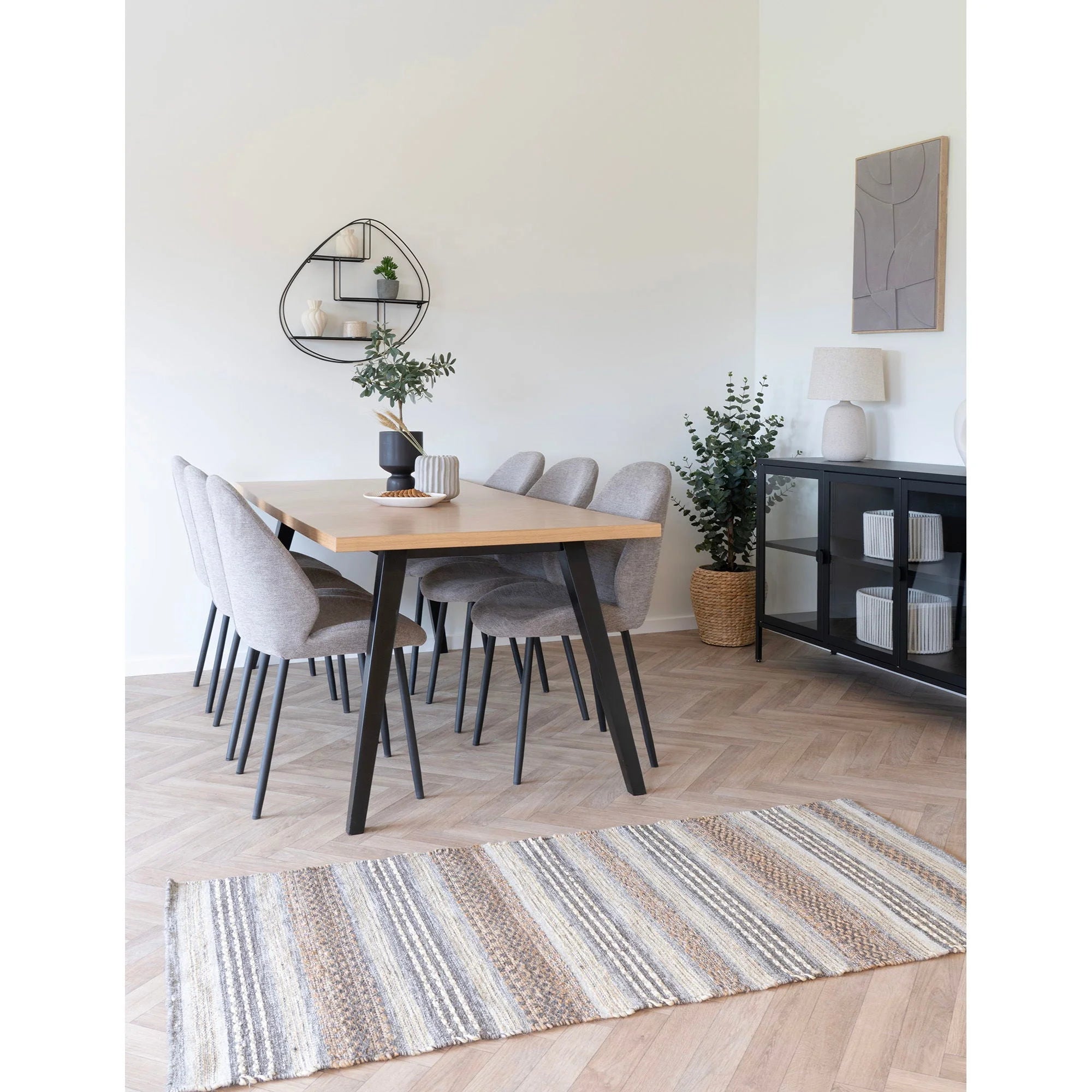 Salle à manger avec table et chaises, tapis de couloir en jute et laine rayé naturel