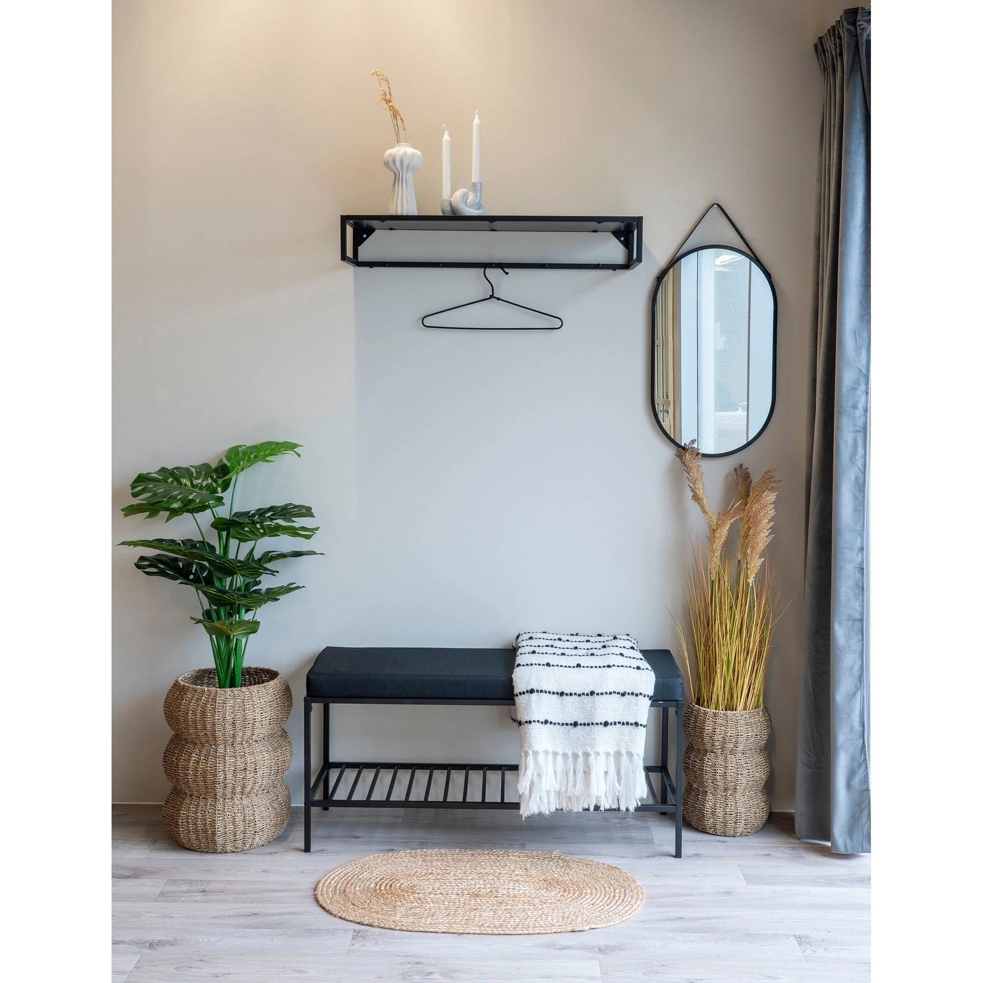 Décor de couloir avec banc et étagère pour tapis d’entrée oval en jute tressée naturelle