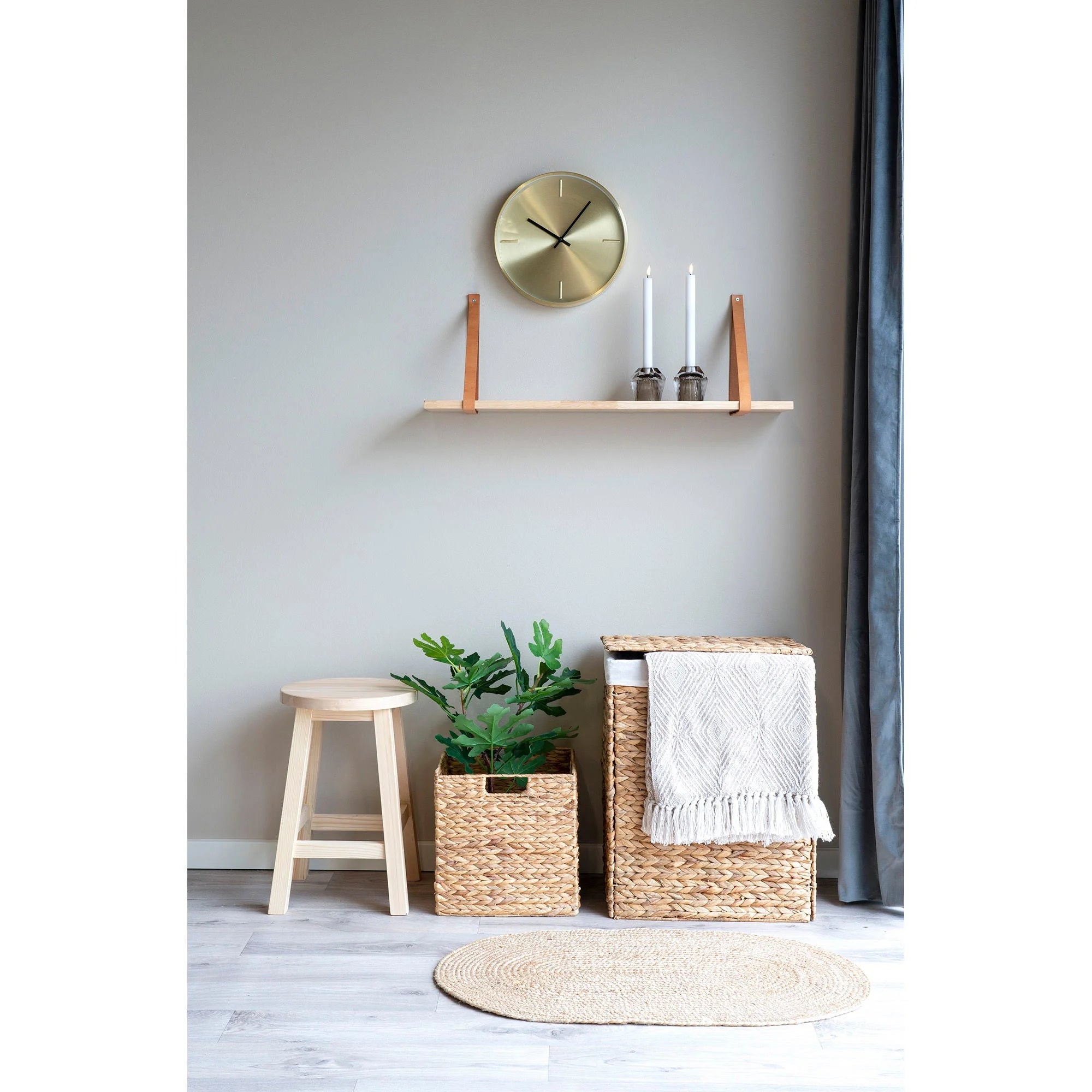 Tapis d’entrée ovale en jute tressée naturelle dans une décoration de chambre neutre