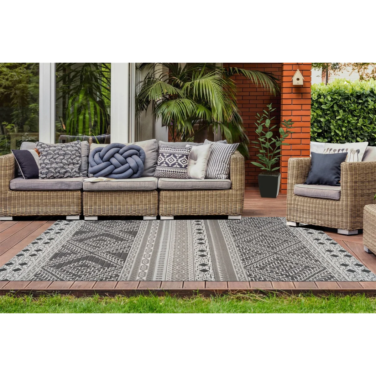 Tapis ethnique rectangulaire tissé taupe et crème avec motif extérieur gris et blanc