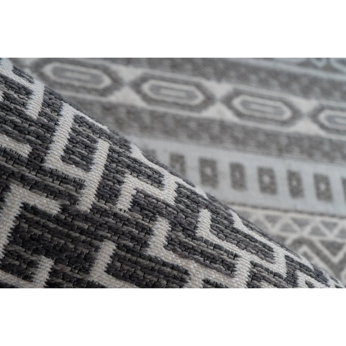 Tapis ethnique rectangulaire tissé taupe et crème avec motif gris et blanc