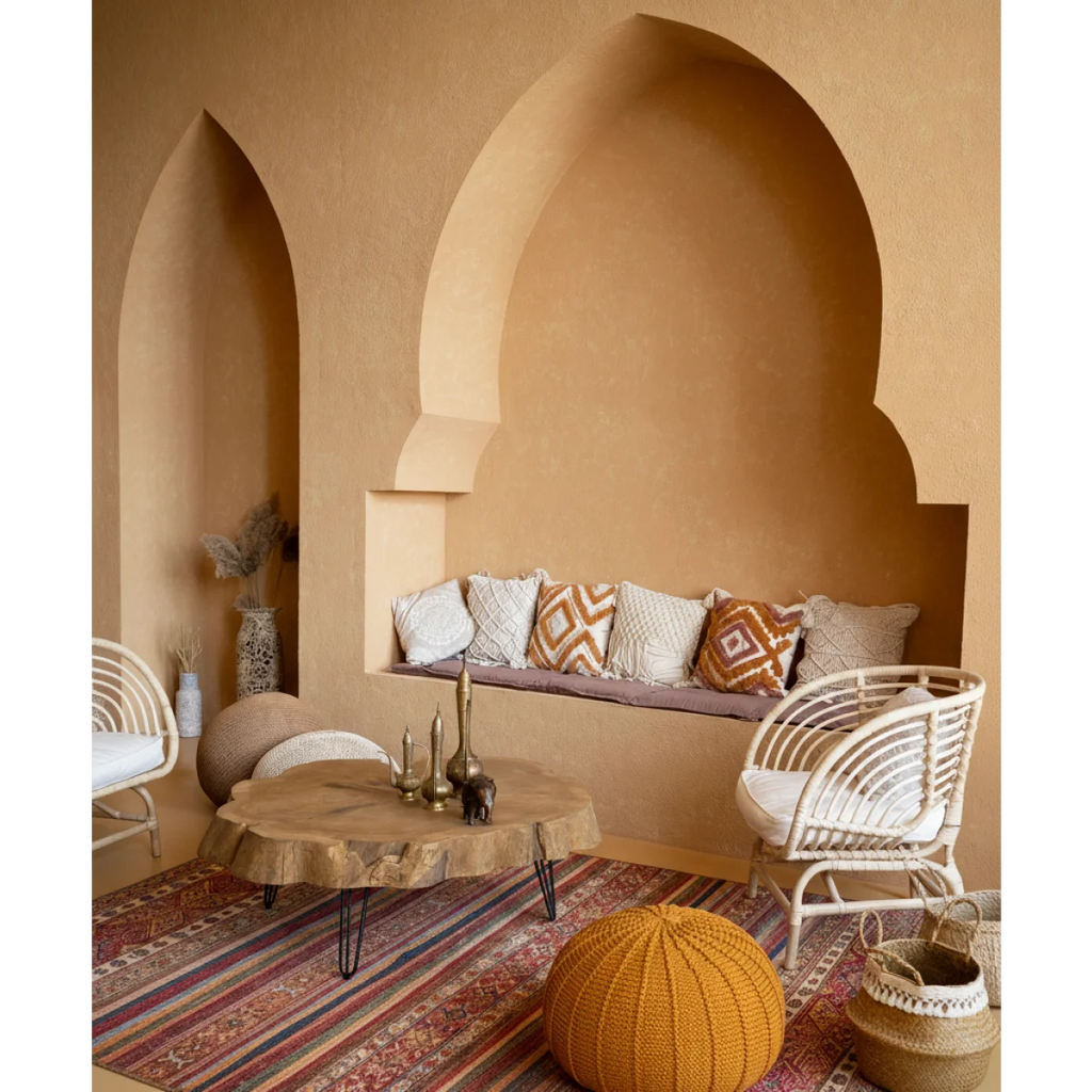Coin salon marocain chaleureux avec banquette intégrée et coussins décoratifs