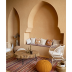 Coin salon marocain chaleureux avec banquette intégrée et coussins décoratifs