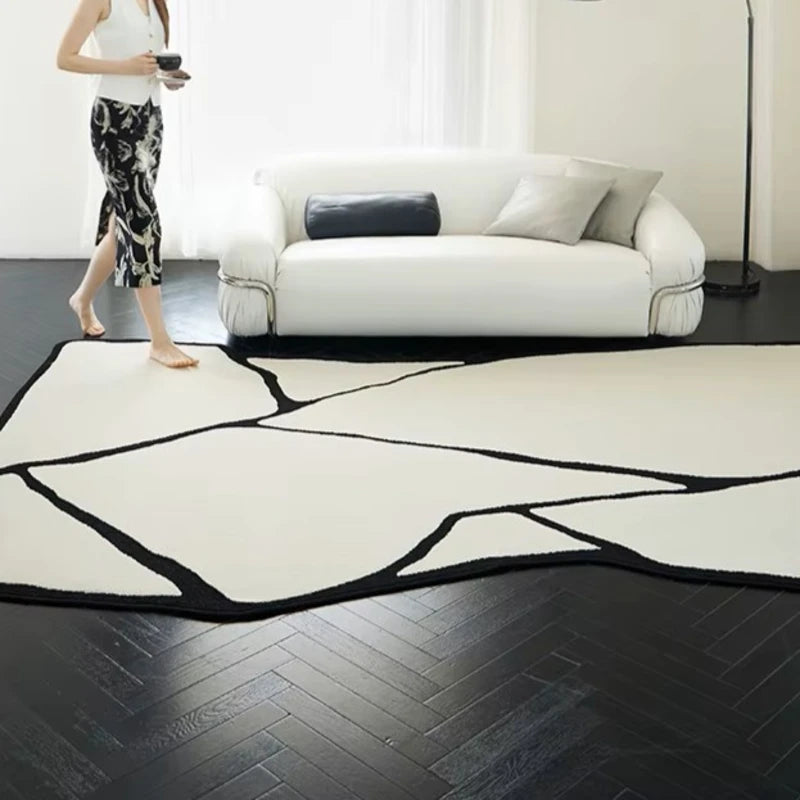 Tapis noir et blanc installé dans un salon chic avec mobilier contemporain et lumière naturelle.