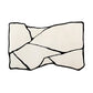 Vue aérienne d’un tapis noir et blanc en forme asymétrique, parfait pour un intérieur contemporain.