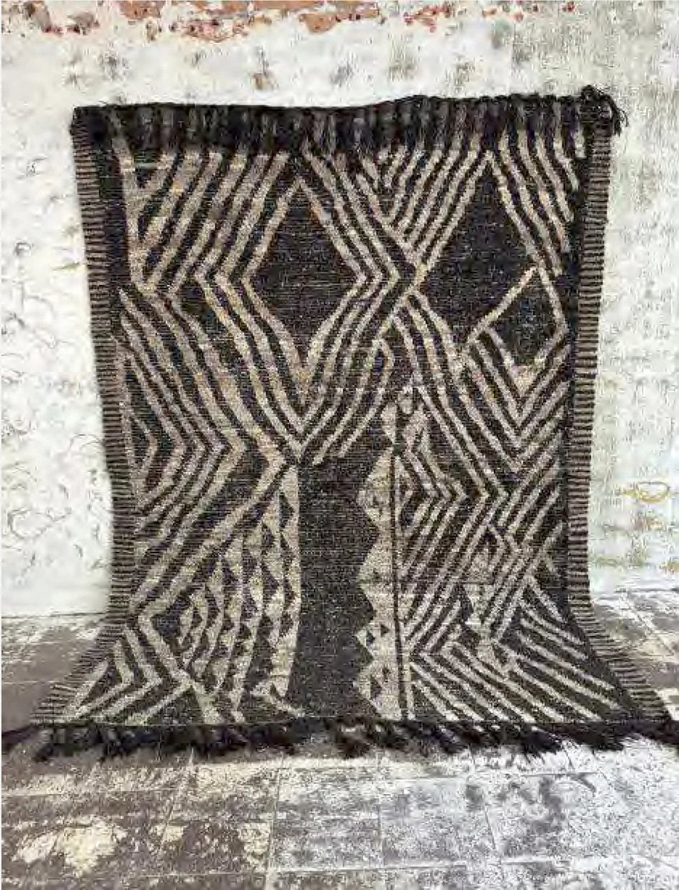 Tapis géométrique rectangulaire en laine noir et beige 308x212 cm à franges