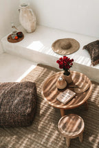 Tapis en herbe de mer naturel 180x240 cm dans un salon bohème moderne avec décoration chaleureuse
