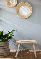 Tabouret en bois avec siège tressé pour un style naturel et rustique