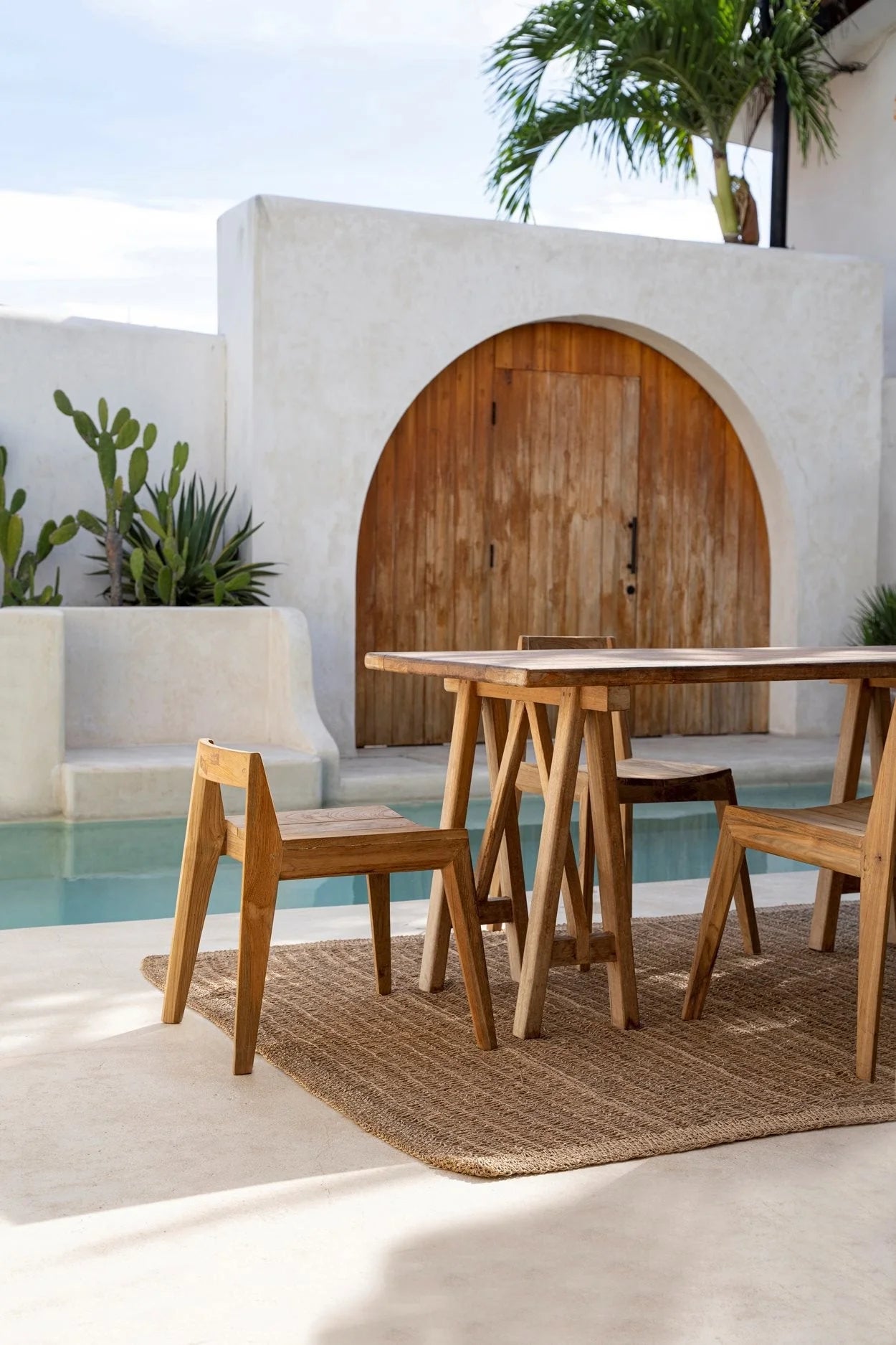 Ensemble de mobilier de jardin moderne avec table en bois clair et chaises en plein air