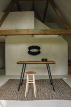 Tapis en jonc de mer noir naturel rectangle 180x240 cm sur table en bois rustique avec pieds en métal